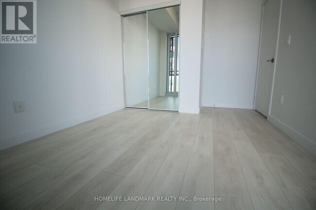 Photo du bâtiment - 8 Eglinton Ave E