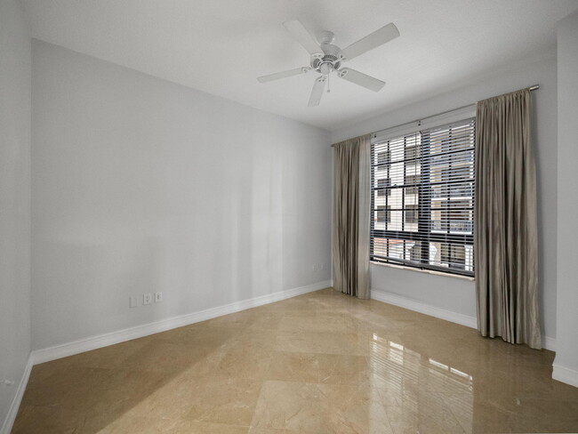 Building Photo - 701 S Olive Ave