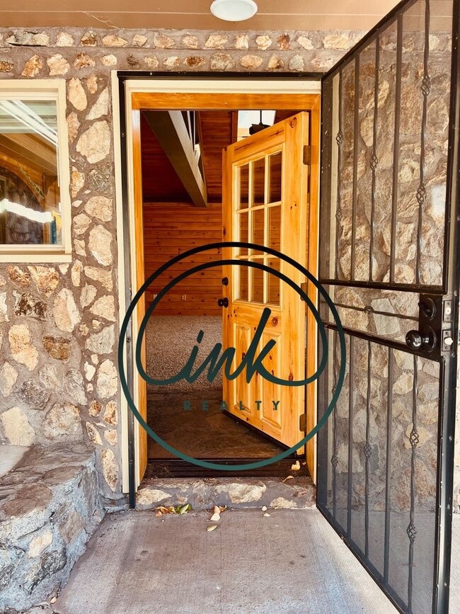 Building Photo - Charming Cabin-Style Home with Stunning To...