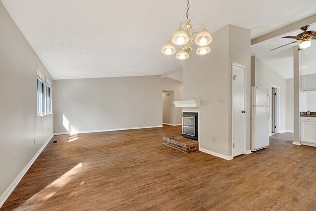 Building Photo - Beautifully Home with Large Backyard & 2-Car Garage in York Subdivision