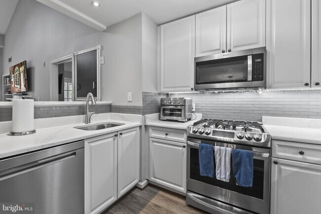 Building Photo - 171 Somervelle St