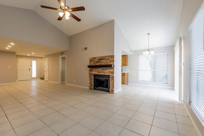 Building Photo - 517 E Kristal Way