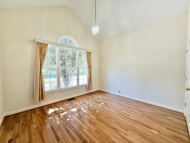Foto del edificio - Spacious 4BD, 3BA Raleigh Home with a 2-Ca...