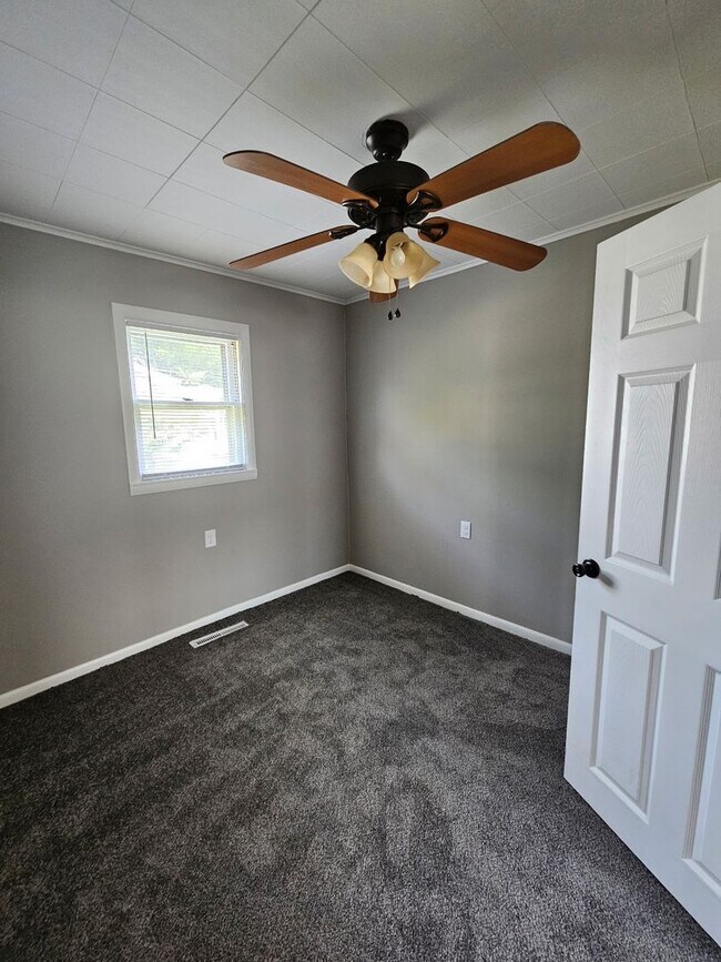 Foto del edificio - 2 Bed 1 Bath Home with fenced in yard loca...