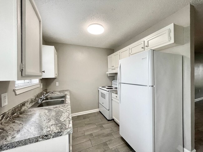 Building Photo - TOWNHOME 2BR   Available 8-15-26