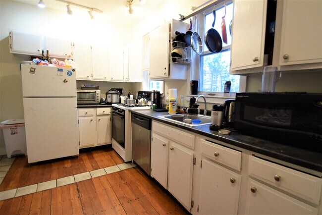 Building Photo - 839 Parker St