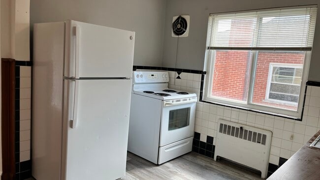 Building Photo - 3085 Glenmore Ave