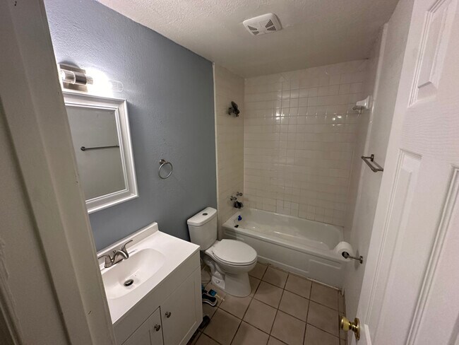 Building Photo - 421 E Sessoms Ave