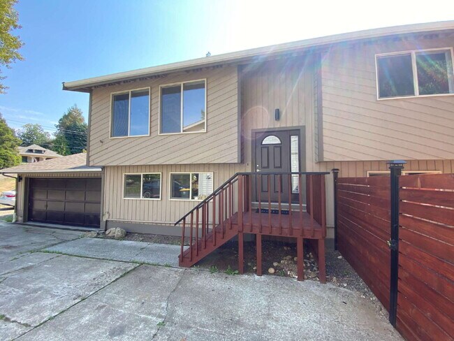 Foto del edificio - Modern 4-Bedroom Retreat Near Lake Whatcom with Updated Kitchen, Fenced Backyard, and Pet-Friendl...