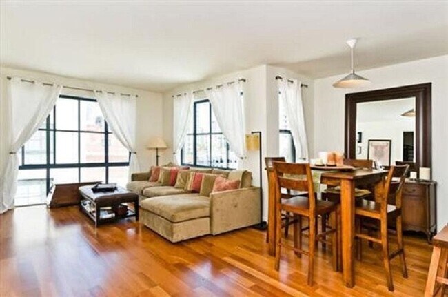 Foto del edificio - Beautiful Top Floor Corner 1BR Condo with ...