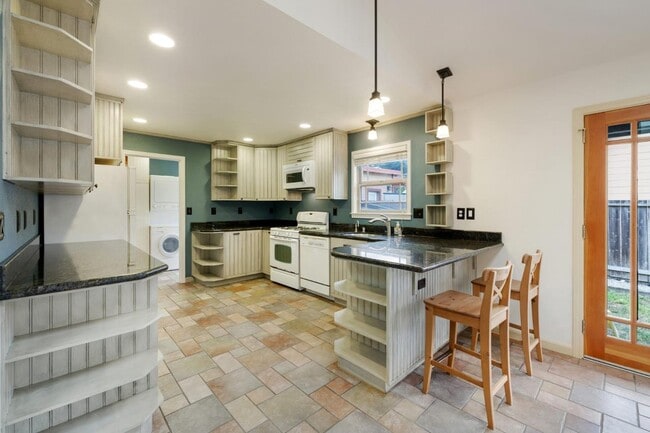 Building Photo - 229 Moana Pl