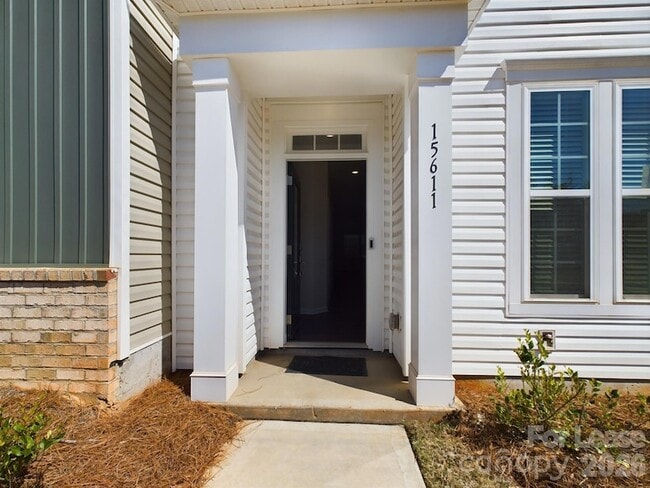 Building Photo - 15611 Country House St