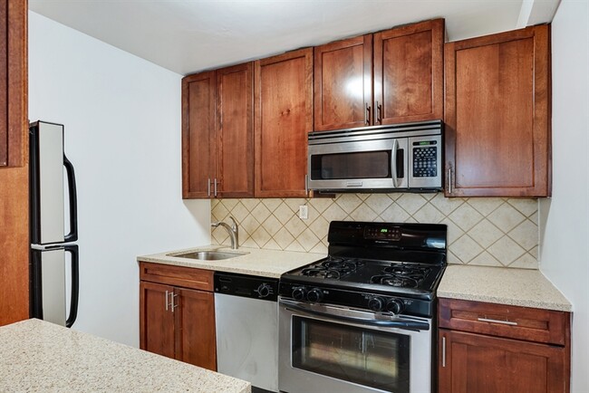 Building Photo - 211 E 53rd St