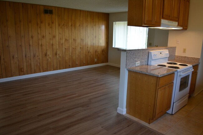 Foto del edificio - UPSTAIRS 2 BEDROOM UNIT IN A 4PLEX AT HAMILTON DOWNS