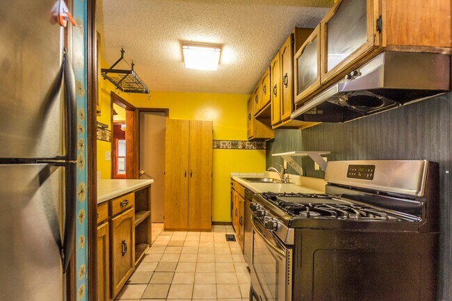 Foto del edificio - Spacious 3 bedroom with fenced in yard!