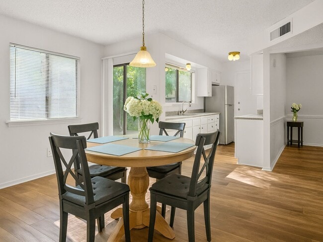 Foto del edificio - 3BR SFR w/ Garage & Fenced Yard in Fort Worth