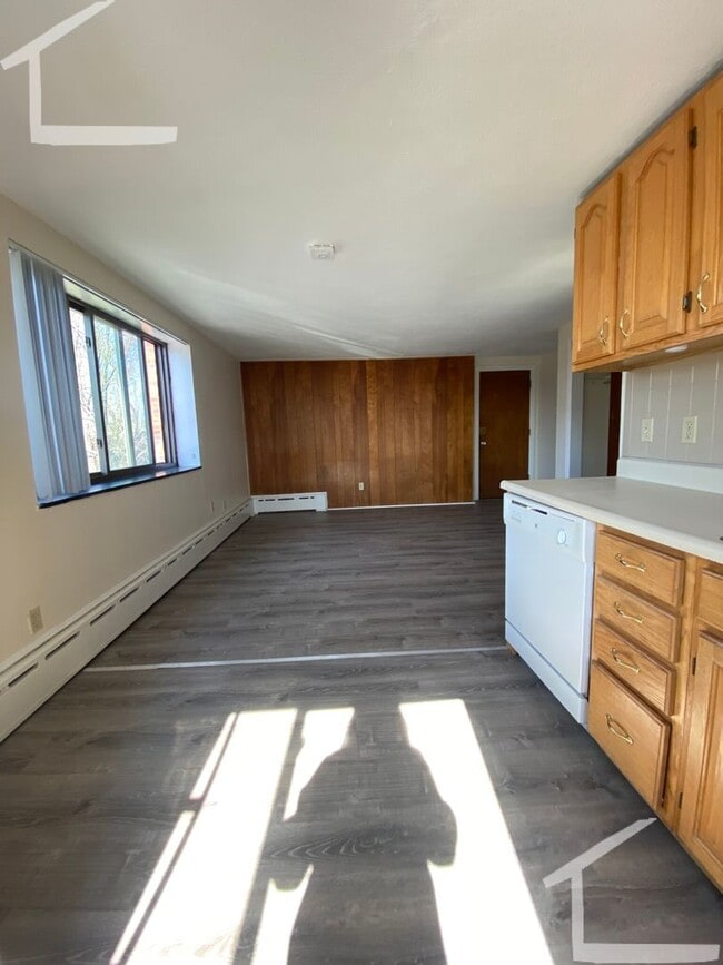 Building Photo - Avl 9/1 Davis Sq area Studio apartment w/AC!