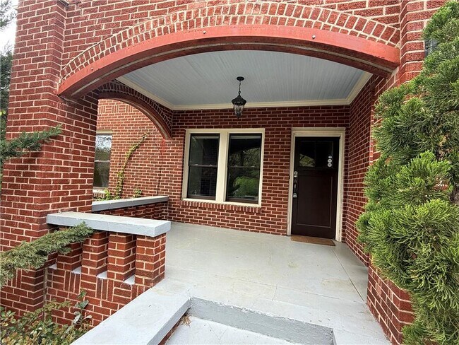 Foto del edificio - 2042 Hosea L Williams Dr NE