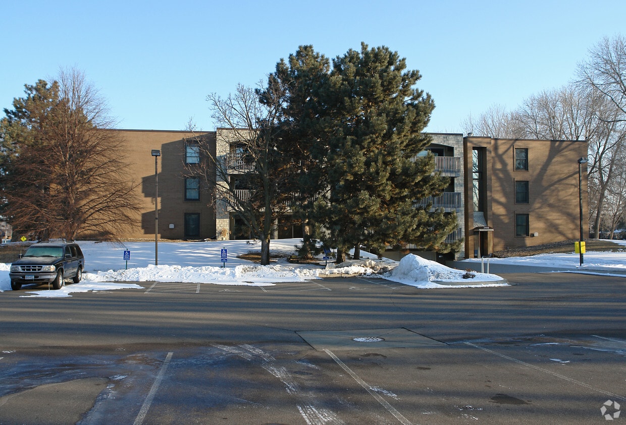 Hamline House Apartments in Roseville, MN