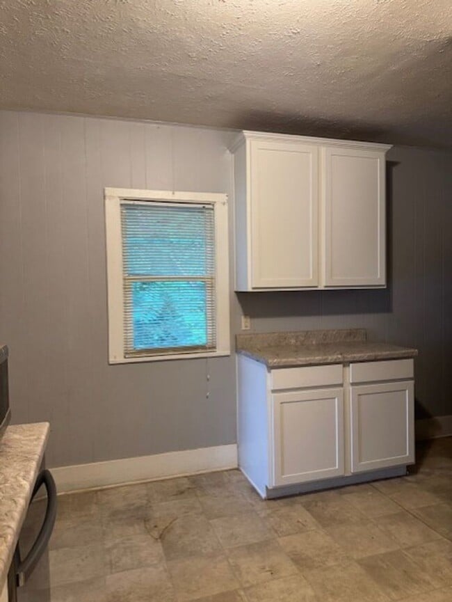 Building Photo - 3 Bedroom House Available Now!!