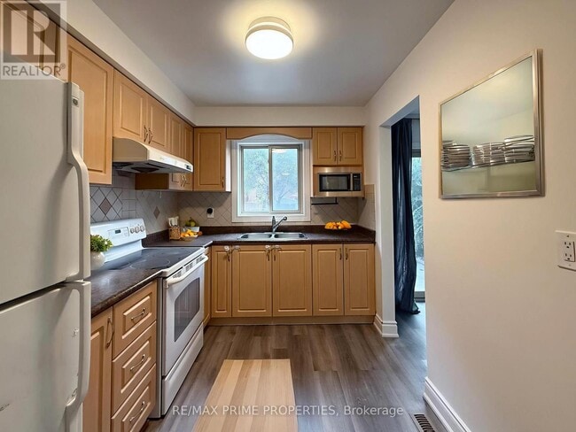 Building Photo - 17 Debden Rd