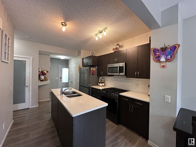 Photo du bâtiment - 9914-207A 207a St NW