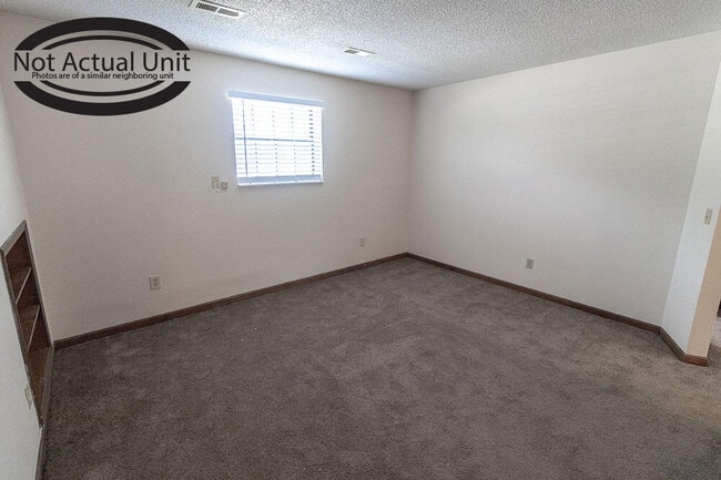Building Photo - 420 NE Park Ln