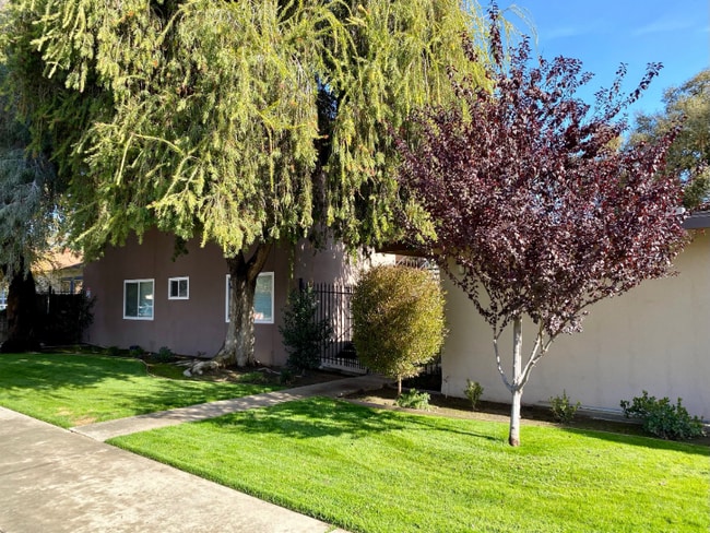 Building Photo - 718 N Floral St