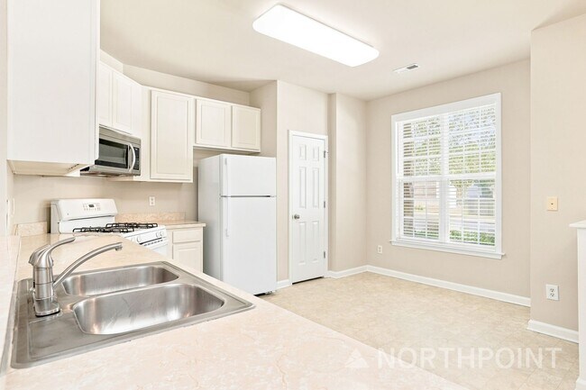 Foto del edificio - 4411 Log Cabin Dr