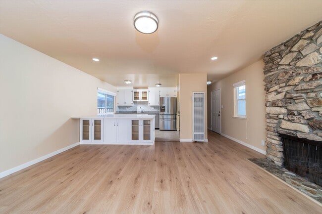 Building Photo - 877 Miller Ave