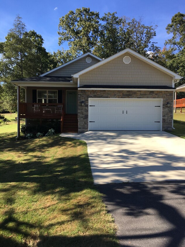 Spacious corner lot and driveway - 201 Paris View Dr