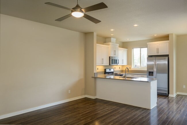 Building Photo - New listing!  Modern, A/C, Washer & Dryer included!
