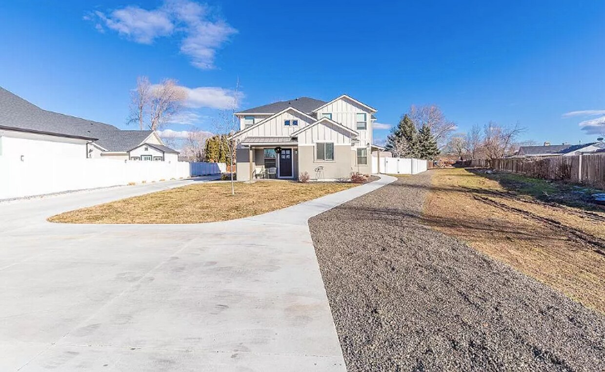 Primary Photo - Perfect location 3 bed 2.5 bath Townhouse.