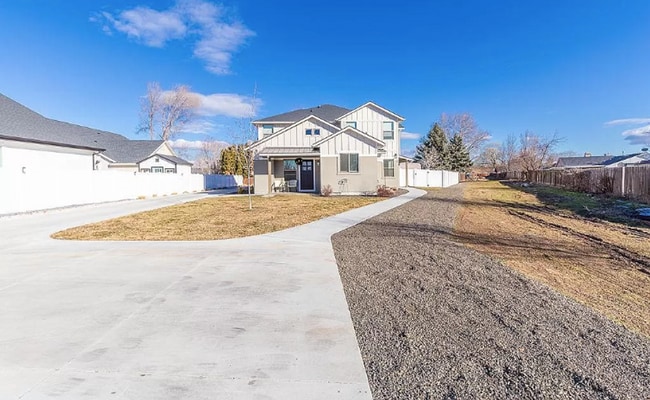 Building Photo - 3 bed 2.5 bath townhome in heart of Meridian