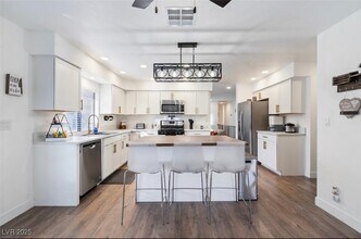 Building Photo - 712 Glen Abbey Cir