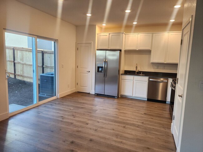 Building Photo - BRAND NEW 4 BEDROOM