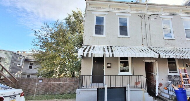 Foto del edificio - 4 Bedroom 1.5 Bathroom in York!