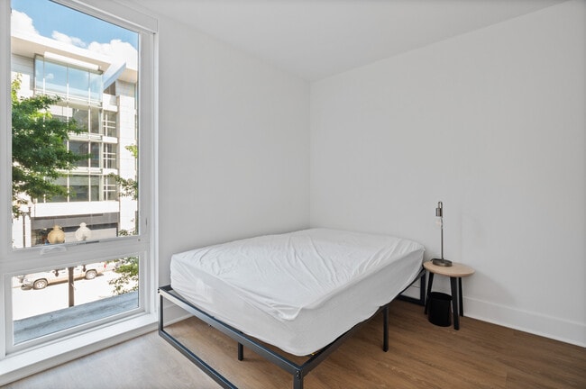 Foto del edificio - District (Furnished Rooms)