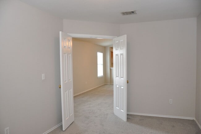 Building Photo - 3 Bedroom with an Office in Del Valle