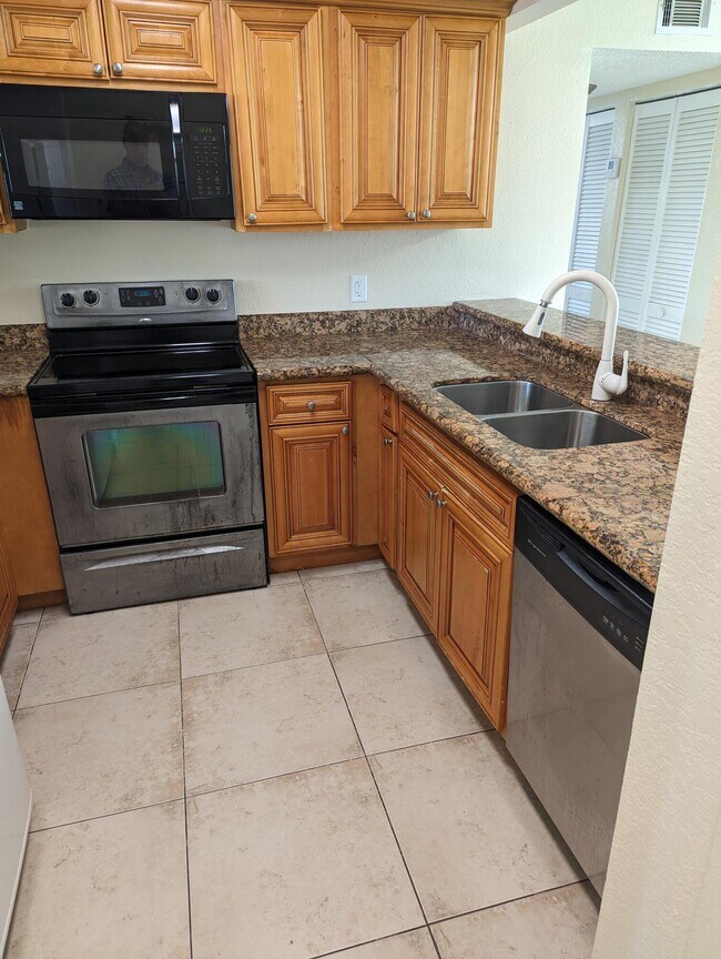 Foto del edificio - 1522 Lake Crystal Dr
