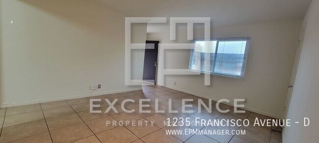 Building Photo - Upper 2/1 in 4plex, Private 1 Car Garage