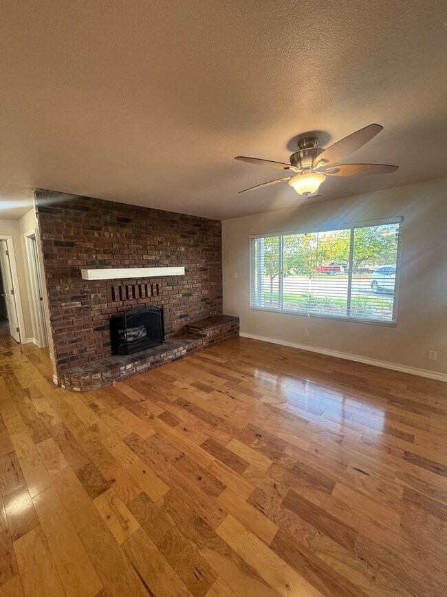 Building Photo - BEAUTIFUL 4 BED/3BATH IN REDDING WITH POOL AND 3 CAR GARAGE