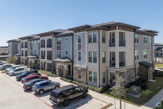 Exterior of Lakecrest - Lakecrest Apartments