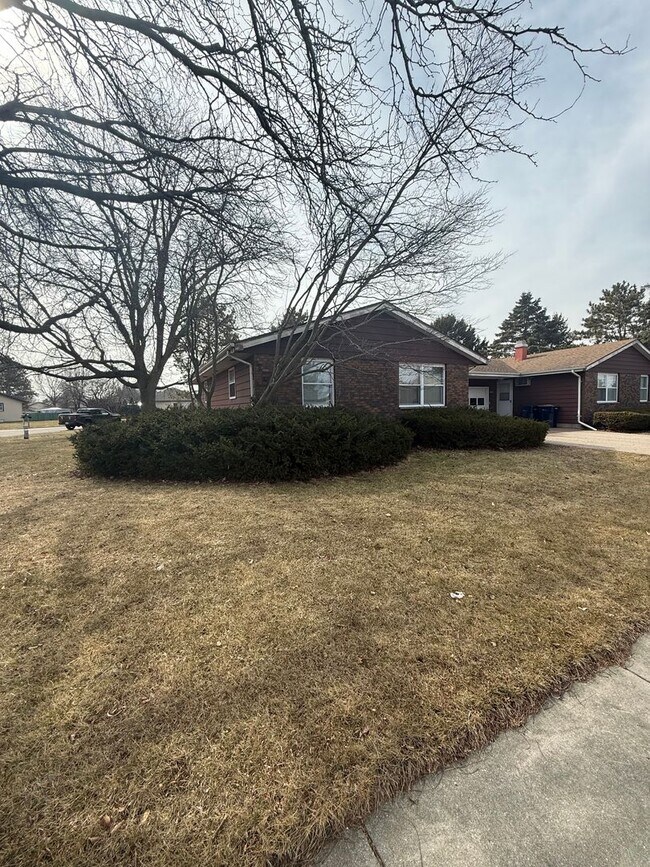 Building Photo - 2320-2322 Holiday Dr