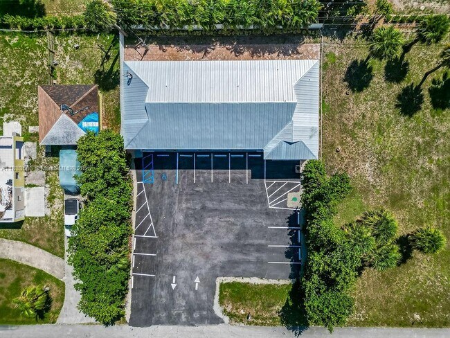 Building Photo - 2305 Tamarind Dr