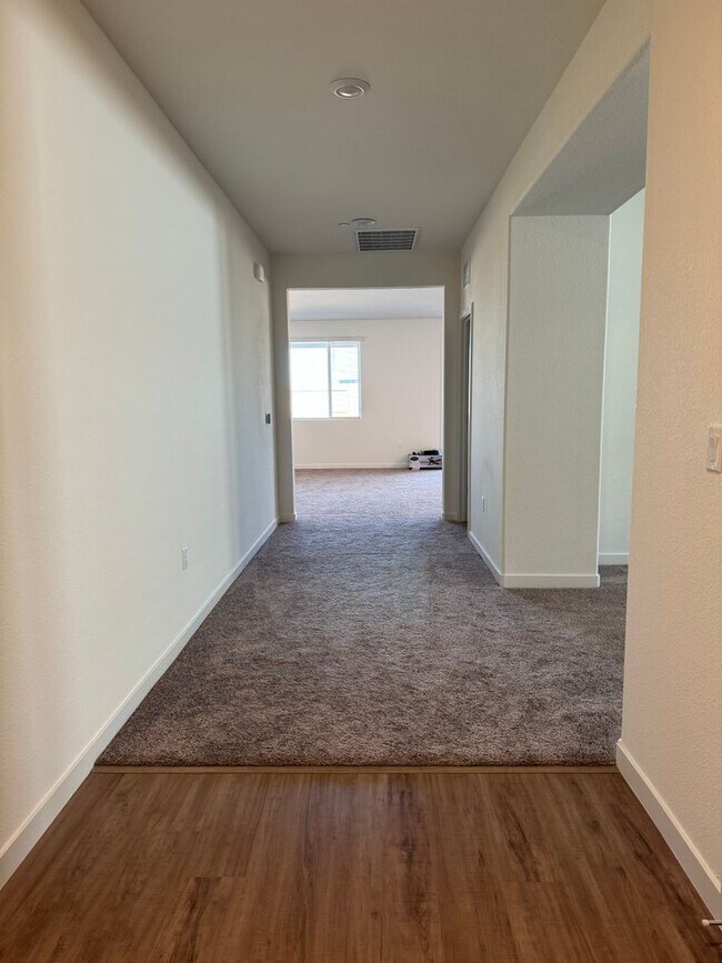Foto del edificio - Brand New Solar Home in Morgan Knolls!