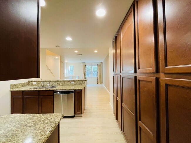 Foto del edificio - Gorgeous 3 Bed/3 Bath Home in Peaceful Community - Impeccably Maintained