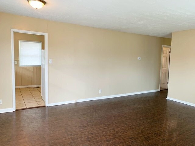 Foto del edificio - EAST SIDE 3BR RECENTLY UPDATED!