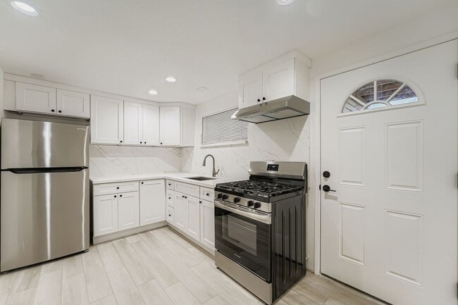 Building Photo - Shorewood Place 1035