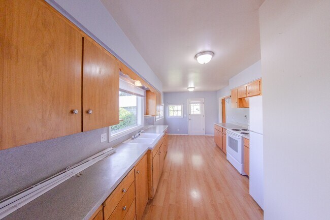 Building Photo - 2 Bedroom 1 Bathroom Home with Acreage in ...